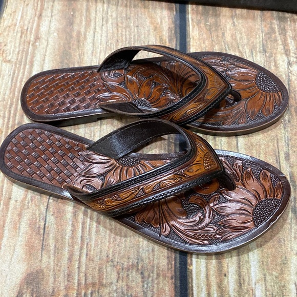 American Darling
Tooled Leather flip flops - Picture 4 of 7